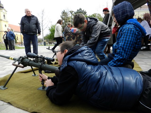 Katonai toborzás Berettyóújfaluban 04